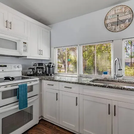 Enchanting & Welcoming 2 Bedroom Apartment-Polk #1